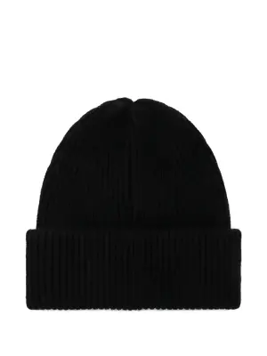 Вязаная шапка в рубчик