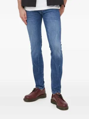 Джинсы с нашивкой