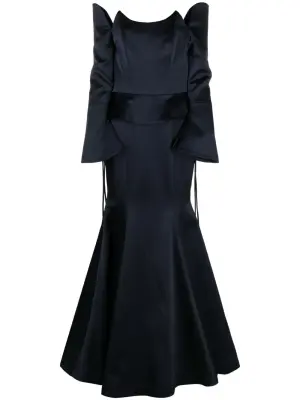 Вечернее платье с открытыми плечами