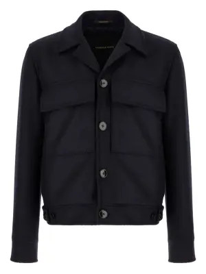 Куртка с заостренными лацканами и карманами