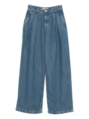 Джинсы с широкими прямыми штанинами и складками