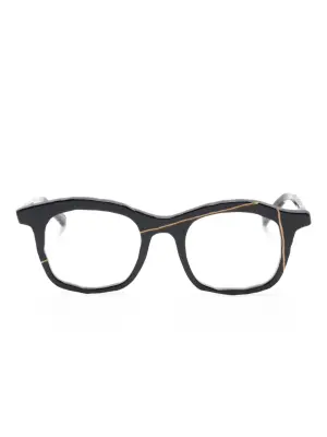 Очки в квадратной оправе
