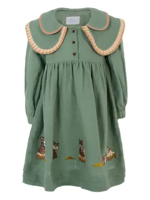 Платье с широким воротником и вышивкой