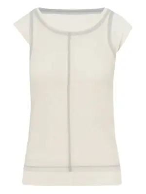 Футболка с отделкой швами