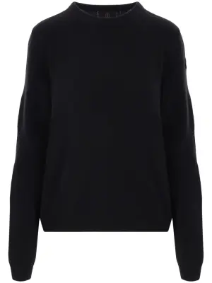 Свитер с вышитым логотипом