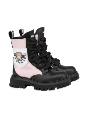 Ботинки на шнуровке с нашивкой
