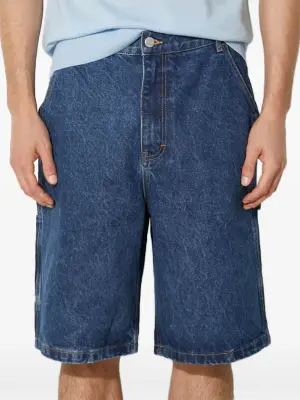 Джинсовые шорты с нашивкой