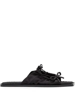 Стеганые босоножки с бантом