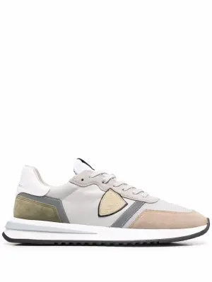 Кроссовки с нашивкой-логотипом