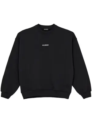 Свитер с вышитым логотипом